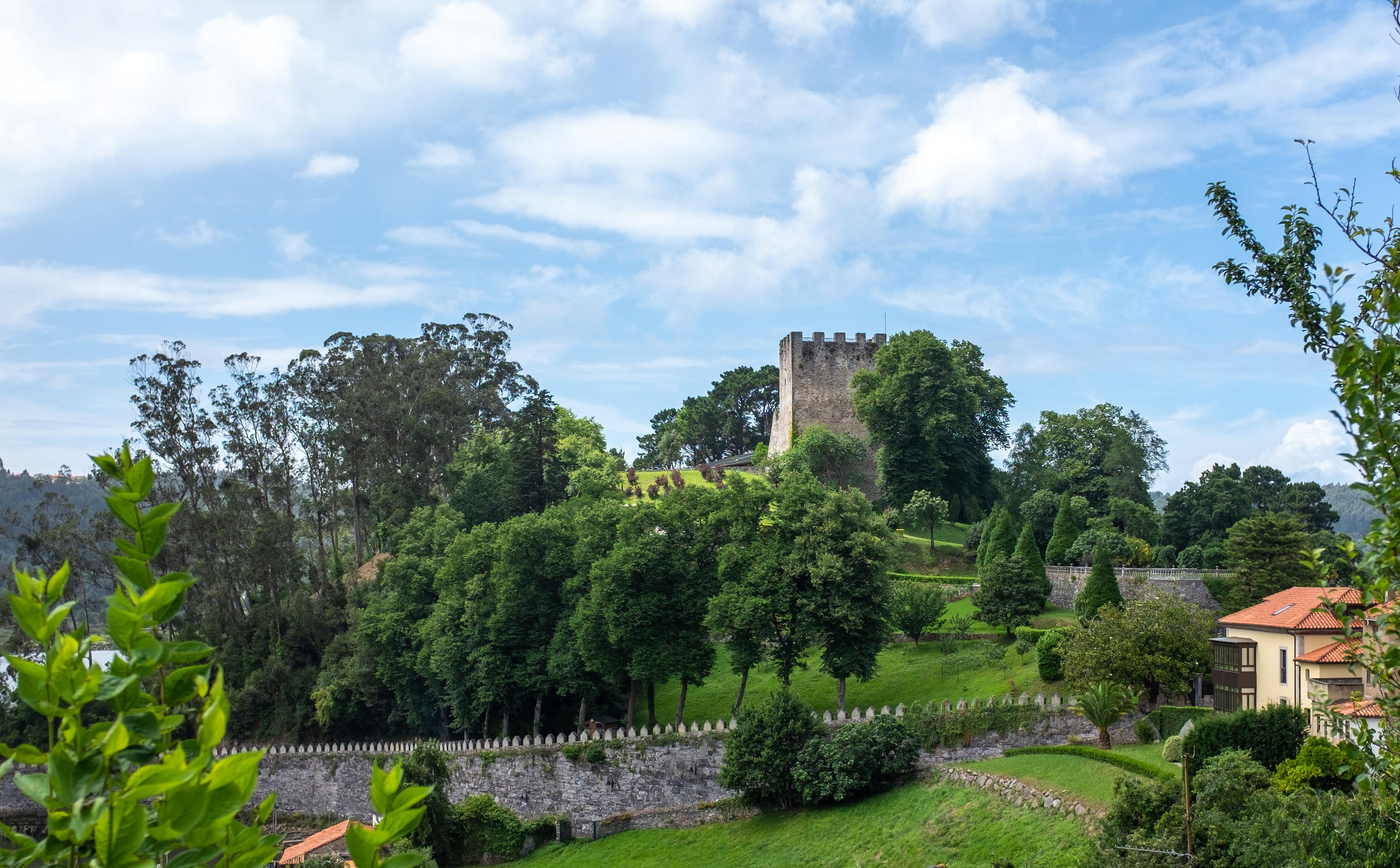 Scenic view of El Castillo (Soto del Barco) on the Camino del Norte