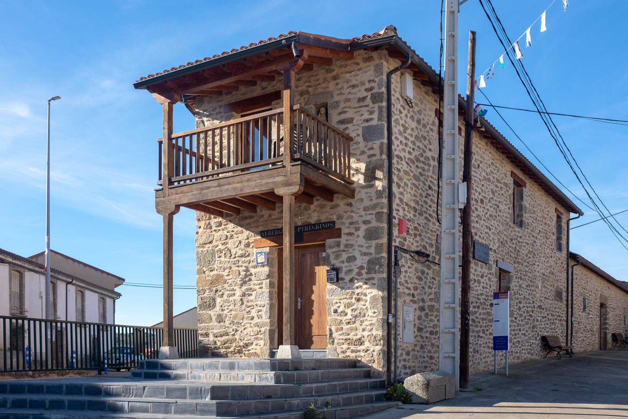 Image of Albergue de peregrinos Virgen de la Carballeda, pilgrim accommodation in Rionegro del Puente