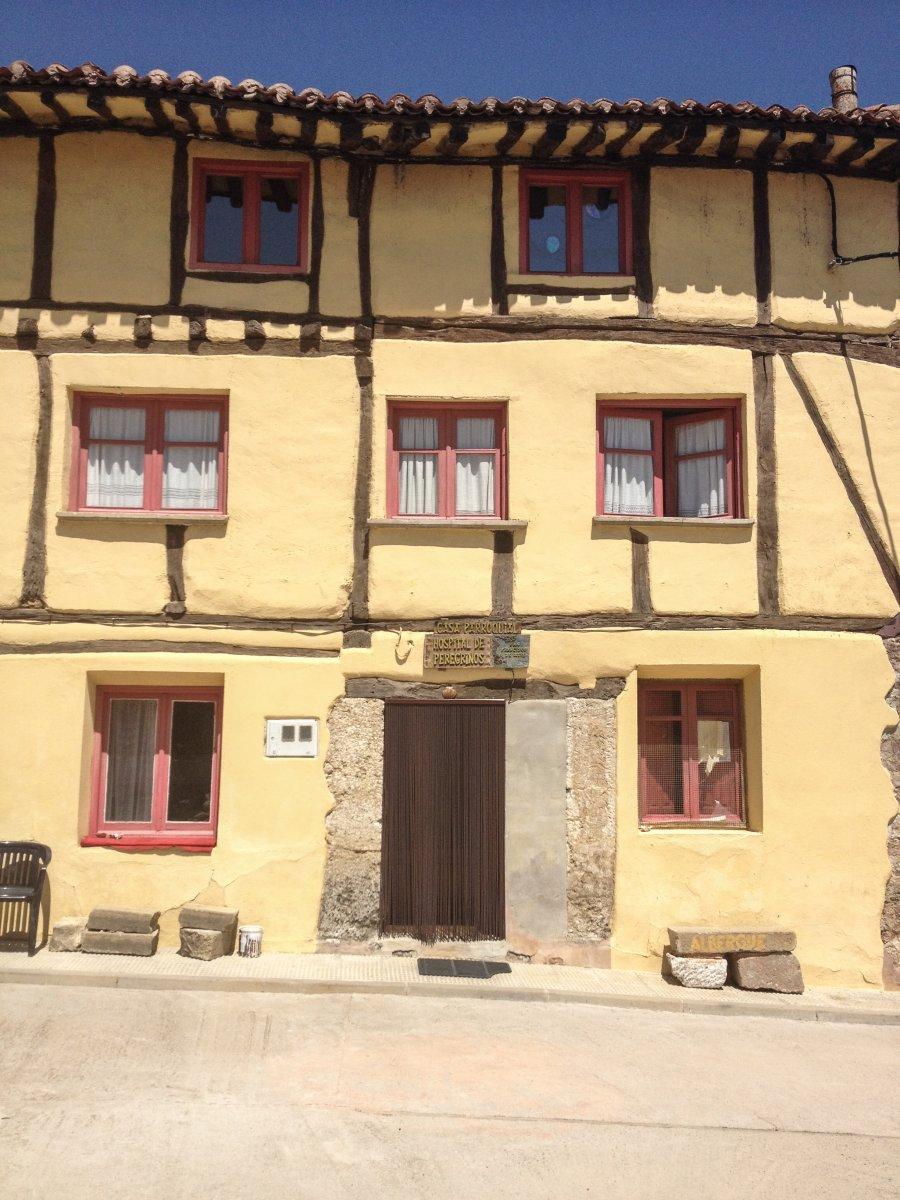 Image of Albergue Parroquial San Francisco de Asís, pilgrim accommodation in Tosantos