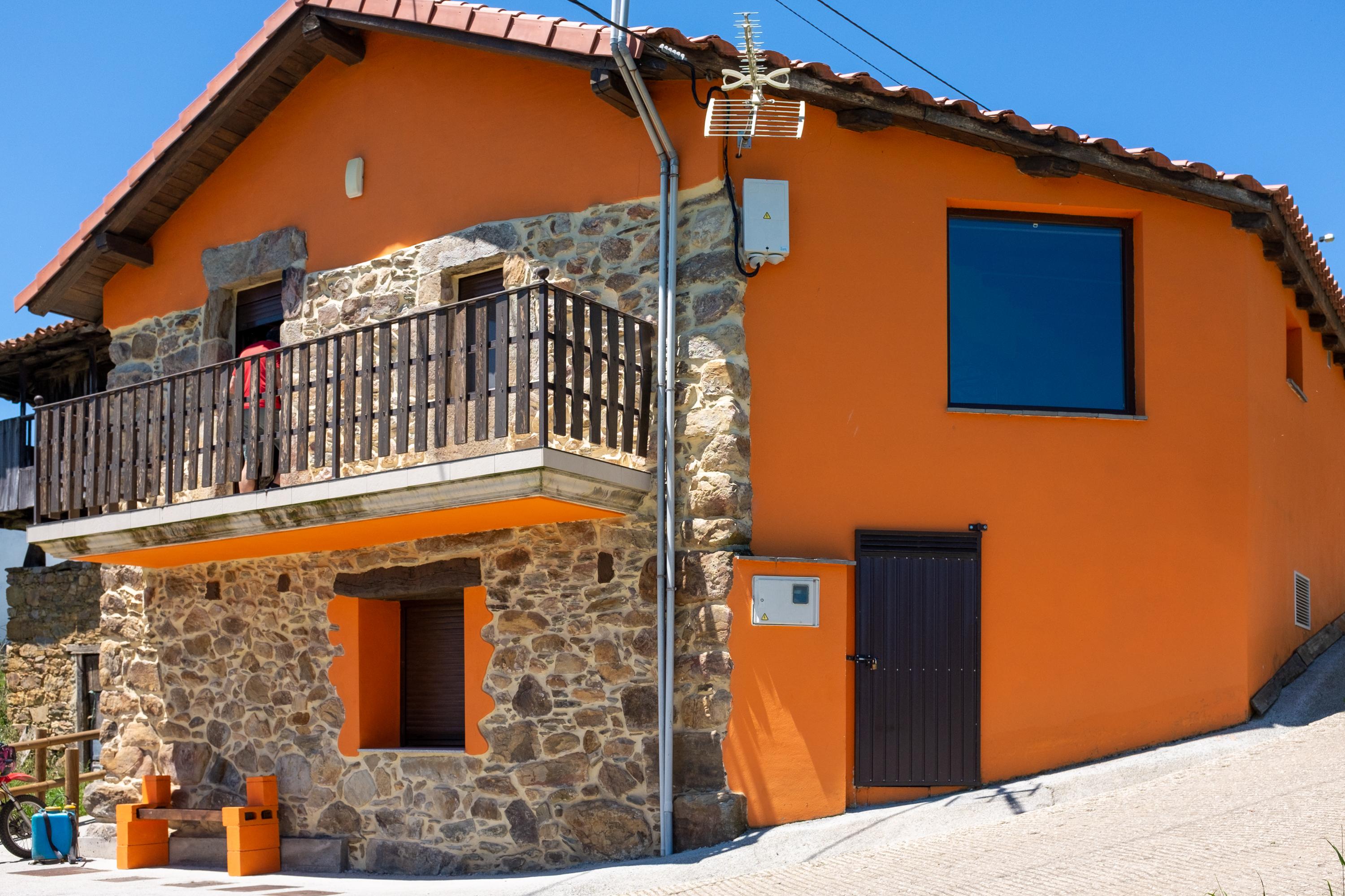 Image of Albergue La Montera, pilgrim accommodation in Borres (albergue)