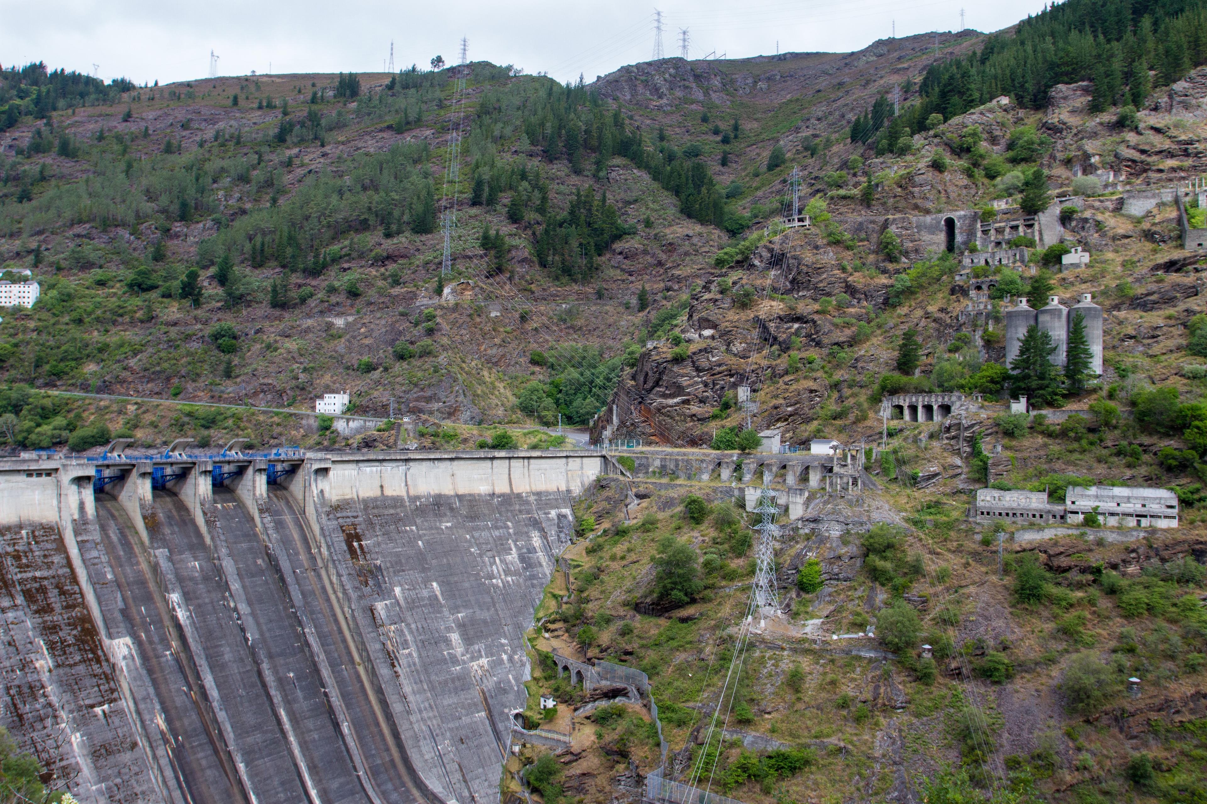 Scenic view of Embalse de Salime on the Camino Primitivo