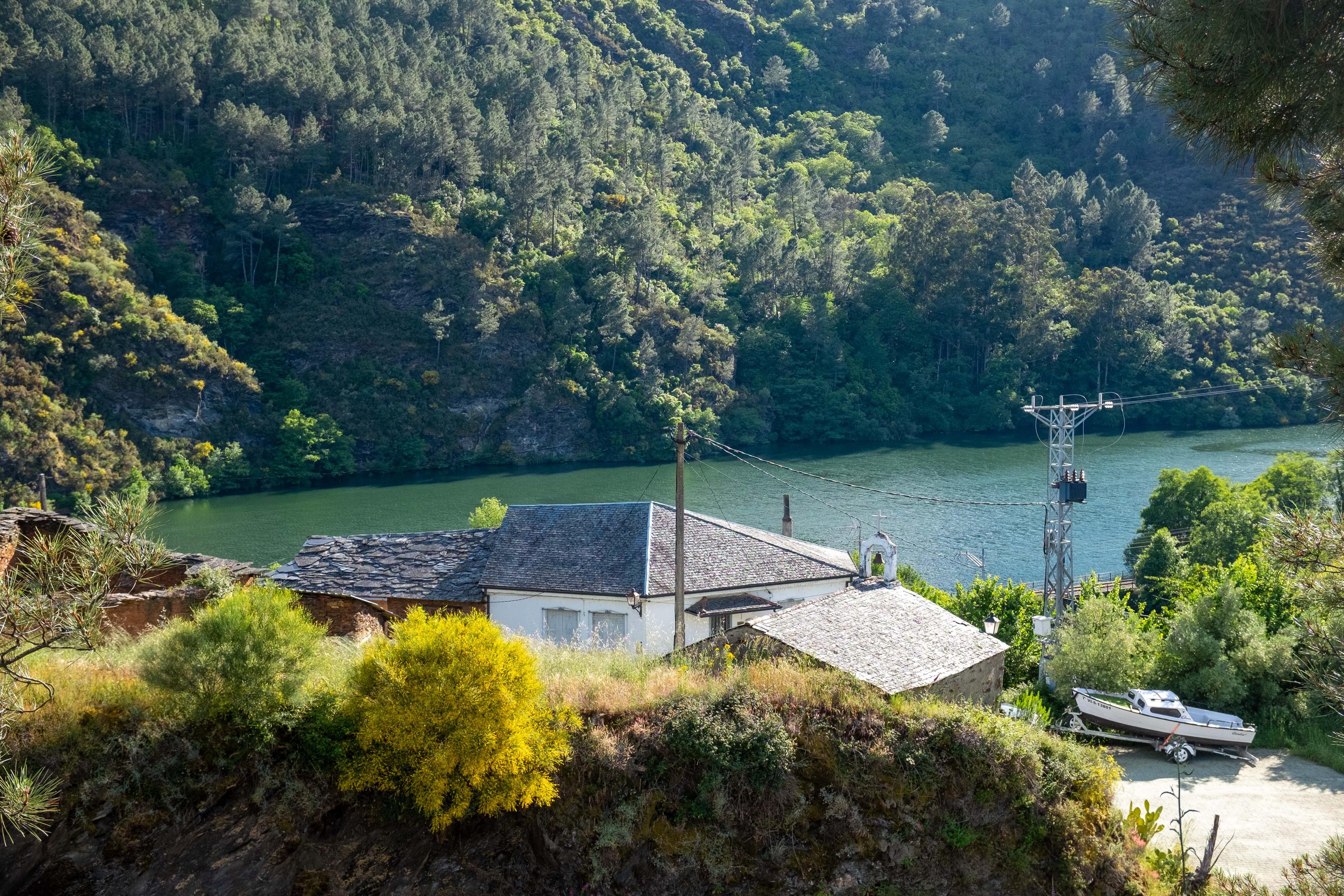 Scenic view of Soldón on the Camino de Invierno