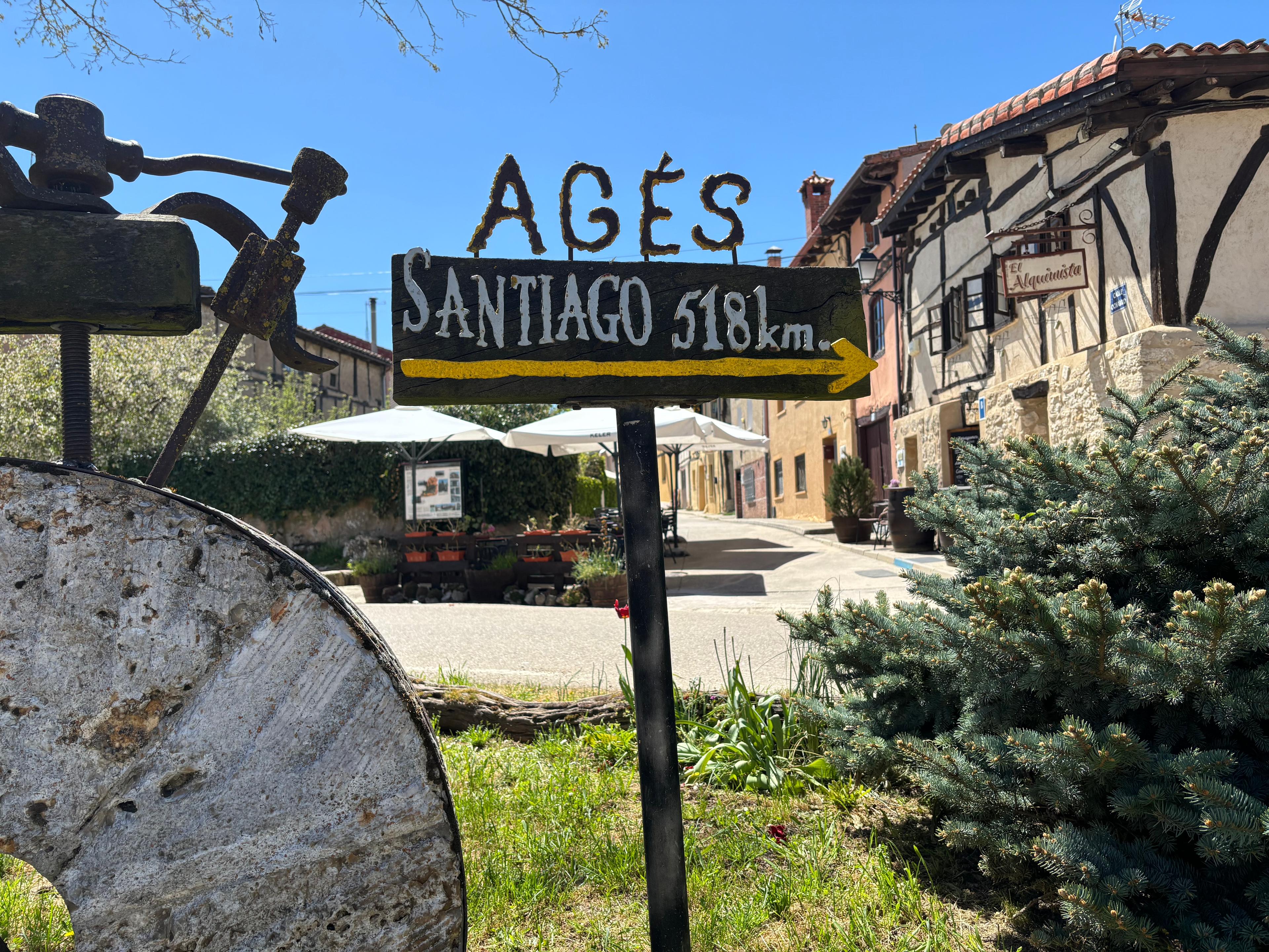 Scenic view of Agés on the Camino Francés