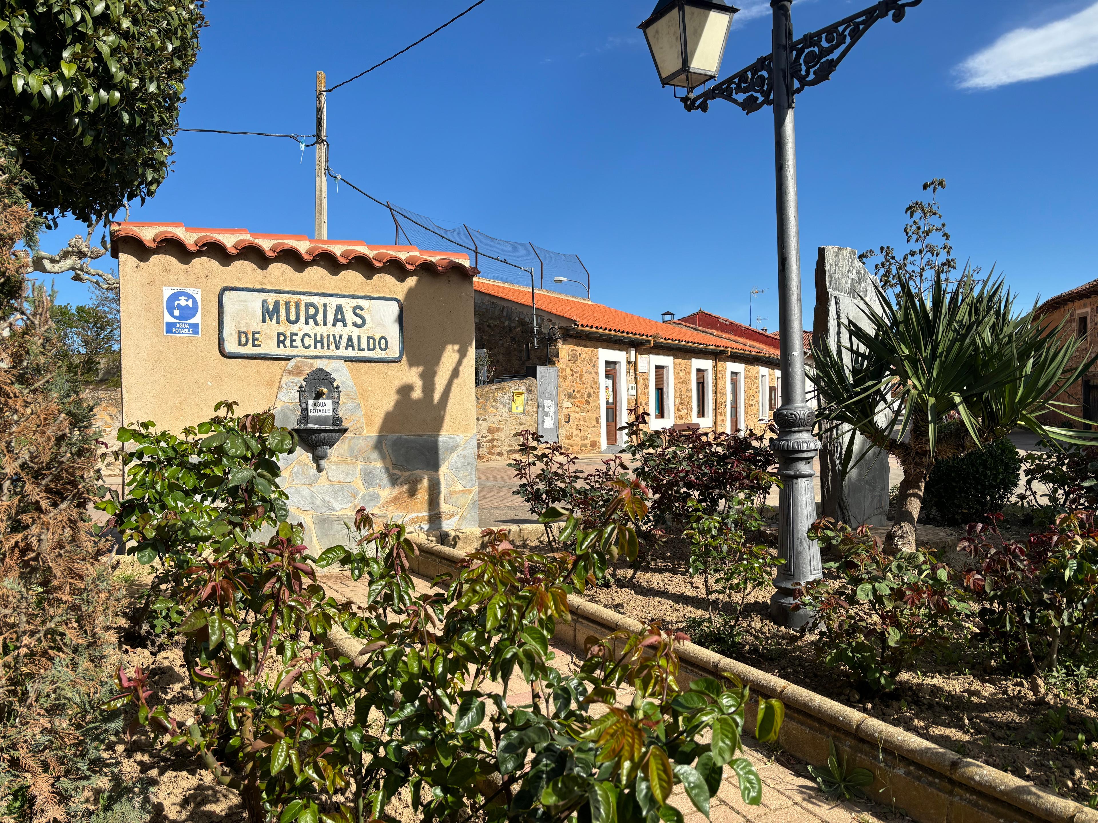 Scenic view of Murias de Rechivaldo on the Camino Francés