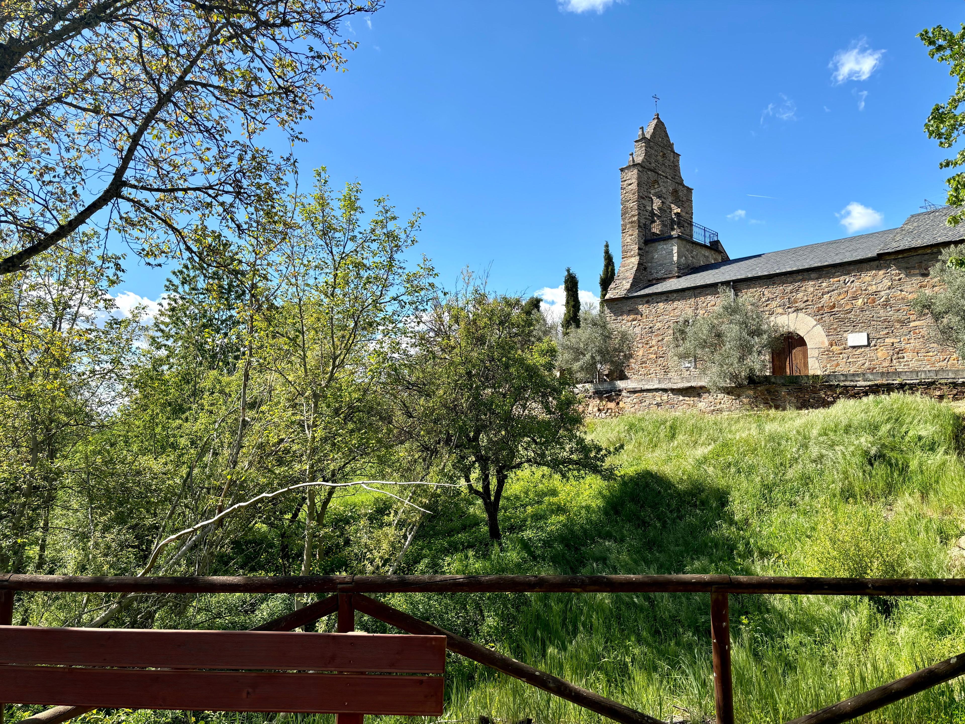 Scenic view of Riego de Ambrós on the Camino Francés