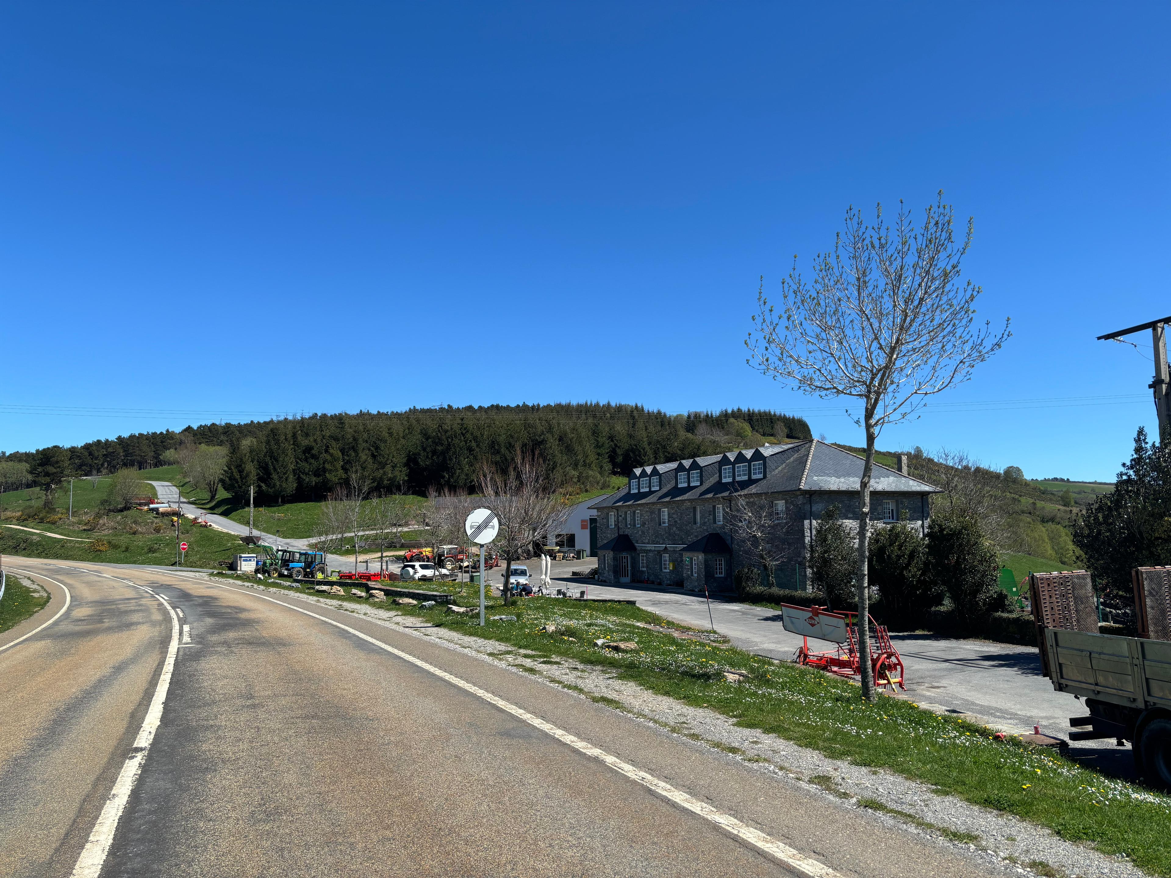 Scenic view of Liñares on the Camino Francés