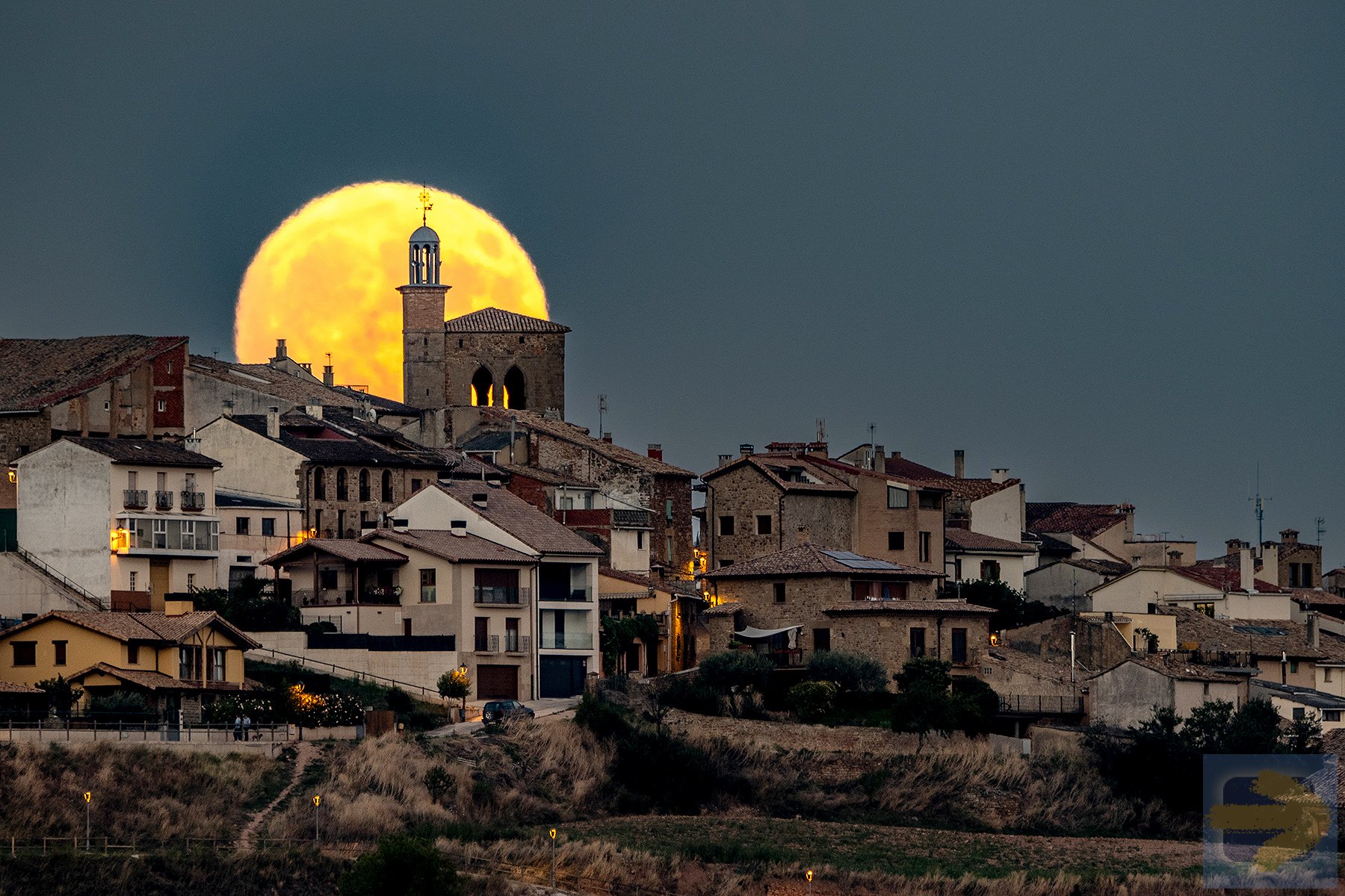 Full moon rises over Cirauqui